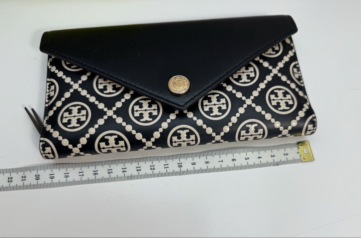 Tory Burch Portemonnaie: T MONOGRAM CONTRAST EMBOSSED ENVELOPE WALLET – Gebraucht aus Hurden von rac_wyf8 2