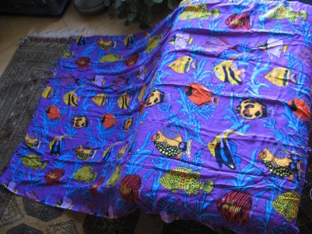 Violetter Sarong, Pareo, Strandtuch bunte Fische
