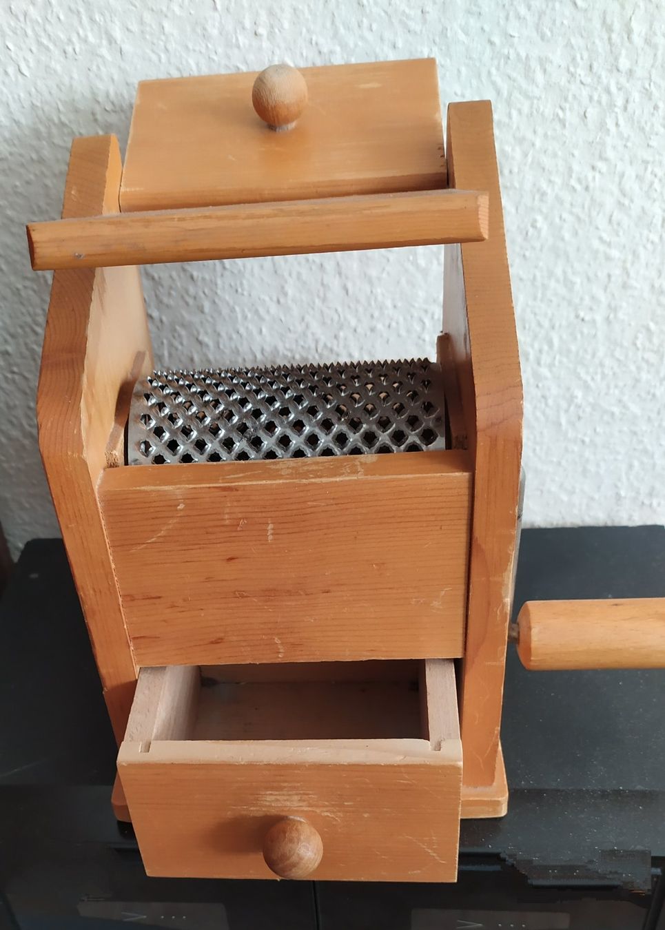 Elettrodomestici da cucina: Alte Käseraffel aus Holz – Usato da Chezard St-Martin venduto da Loucail 3