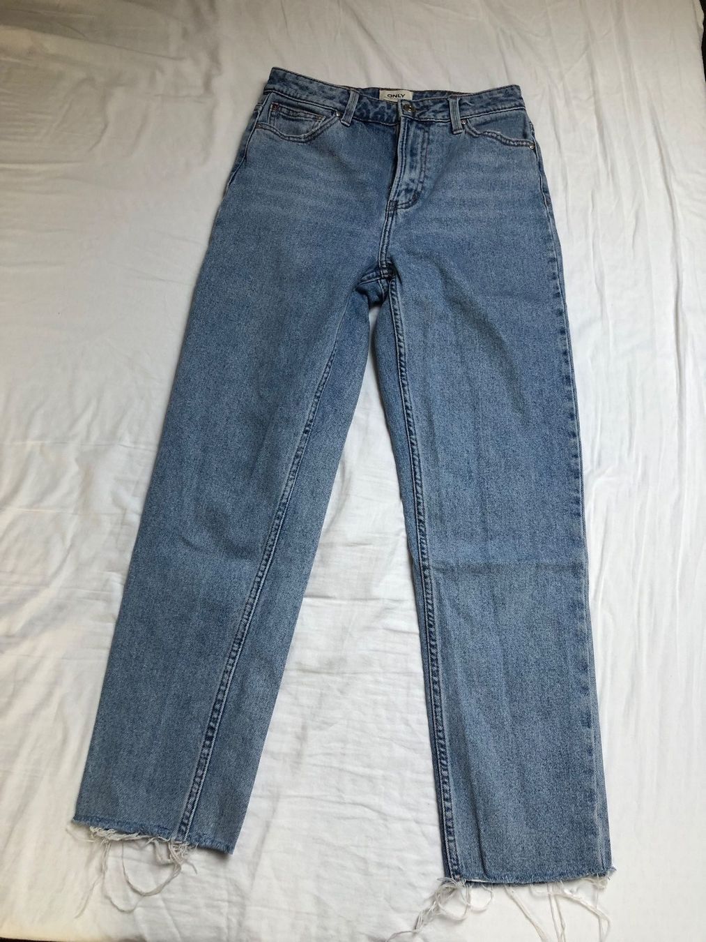 Only Jeans: ONLY Mom Jeans Rawcut W27 L34 Light Blue – Gebraucht aus St-Aubin FR von Tiweety