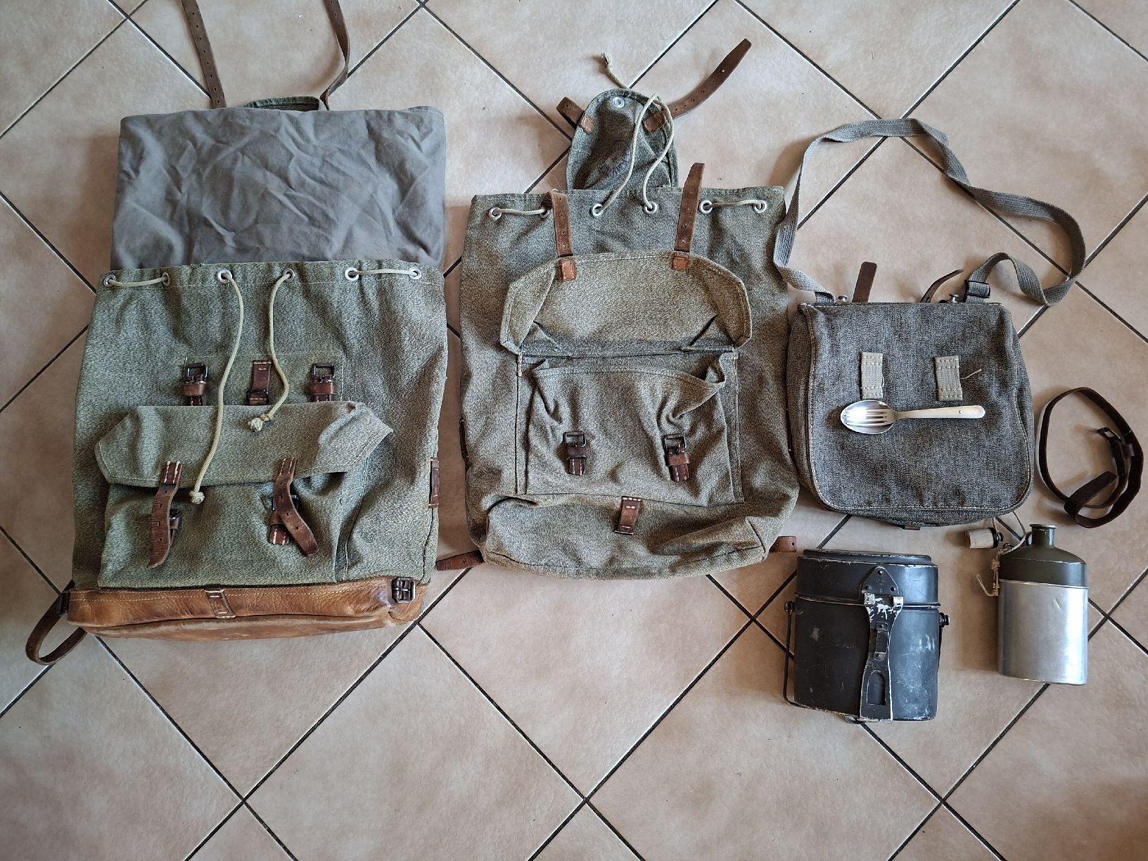 Schweizer Armee Zaini: Schweizer Armee Militär Rucksack mit Zubehör – Usato da Schwanden Sigrisw venduto da len_9yqg