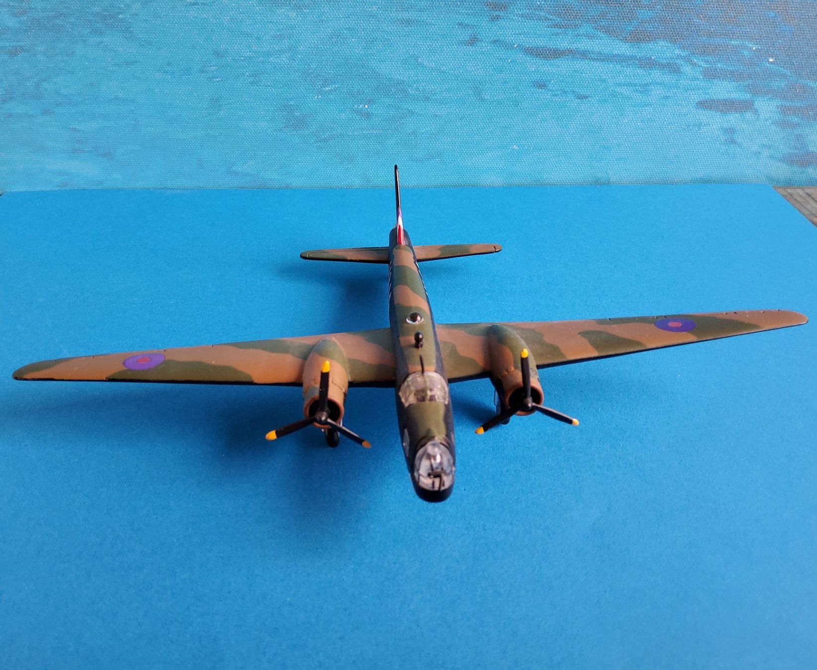 Modellbausätze & Standmodelle: Modellflugzeug "Vickers Wellington" 1/144 L7818 – Gebraucht aus Grüningen von VENOM59 2