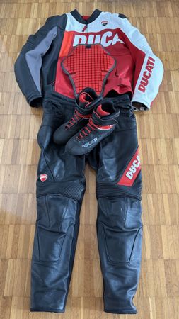 Ducati Corse Motorradbekleidungs-Set Gr. 52/L + Stiefel