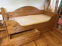 Bett Massivholz mit Lattenrost und Matratze