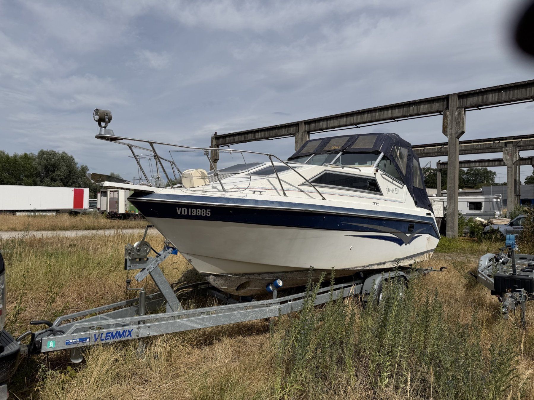 Bayliner Barche: BAYLINER AVANTI SPORT 250 – Usato da Avenches venduto da BOOTTRANSPORTE