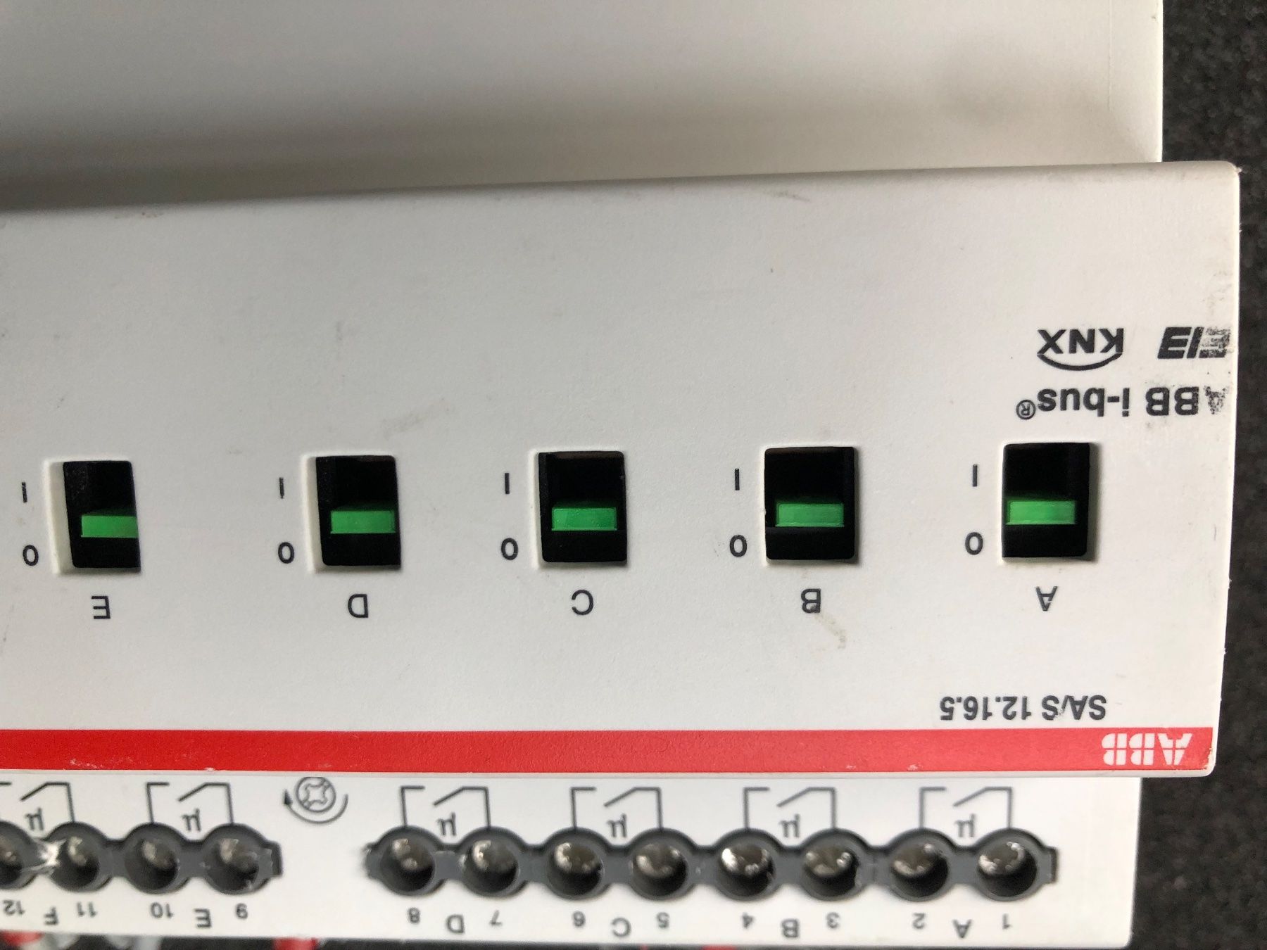 ABB Elektronikbauteile: ABB KNX Schaltaktor 12-fach – Gebraucht aus Eiken von Skylight 1
