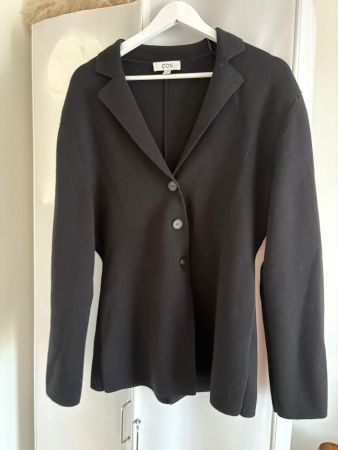 COS Taillierter Strickblazer