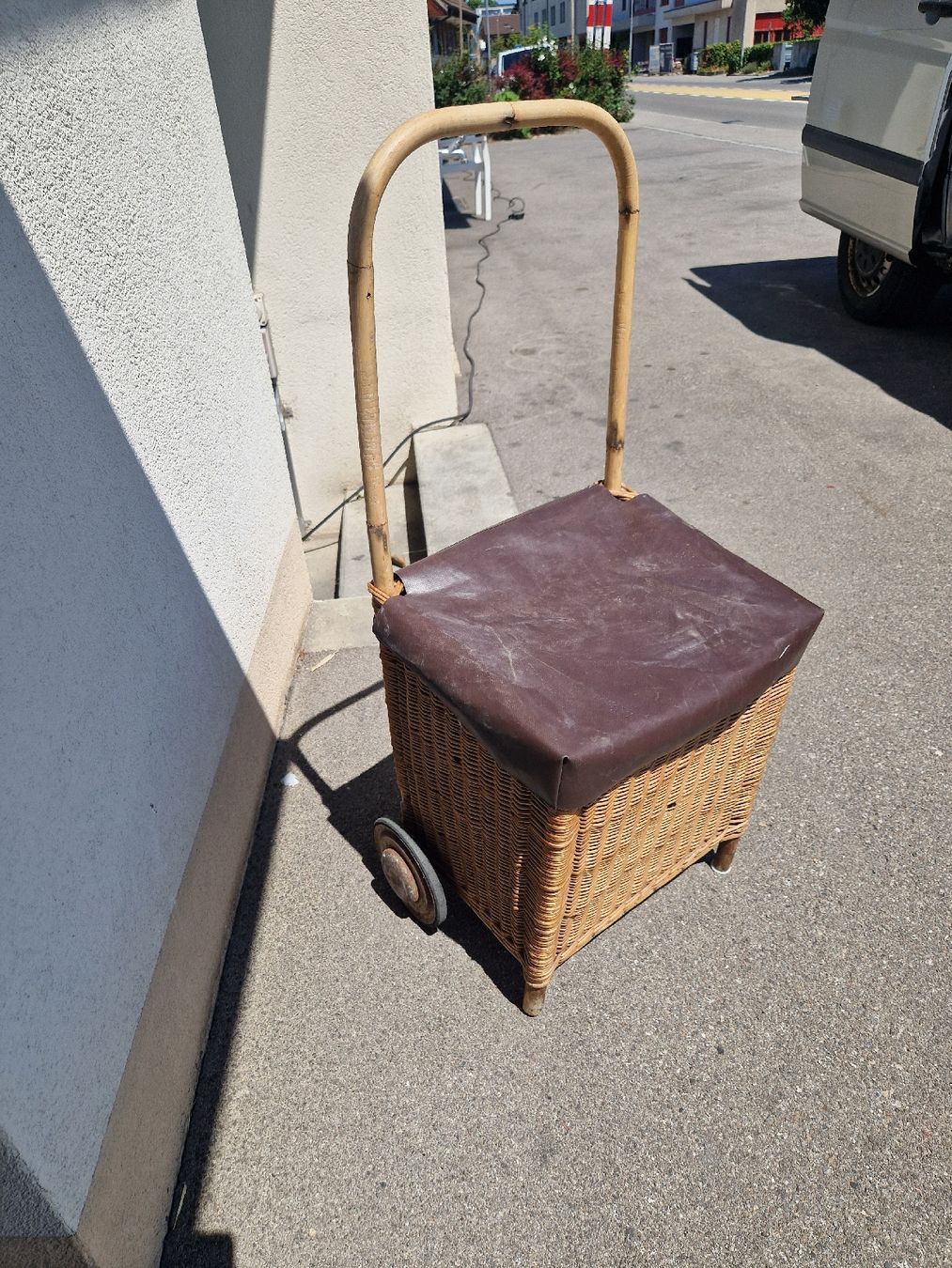Altro in Antiquarato & Arte: Einkaufswagen Weide mit Deckel und Rollen ca. 40cm – Usato da Mörigen venduto da Clio111