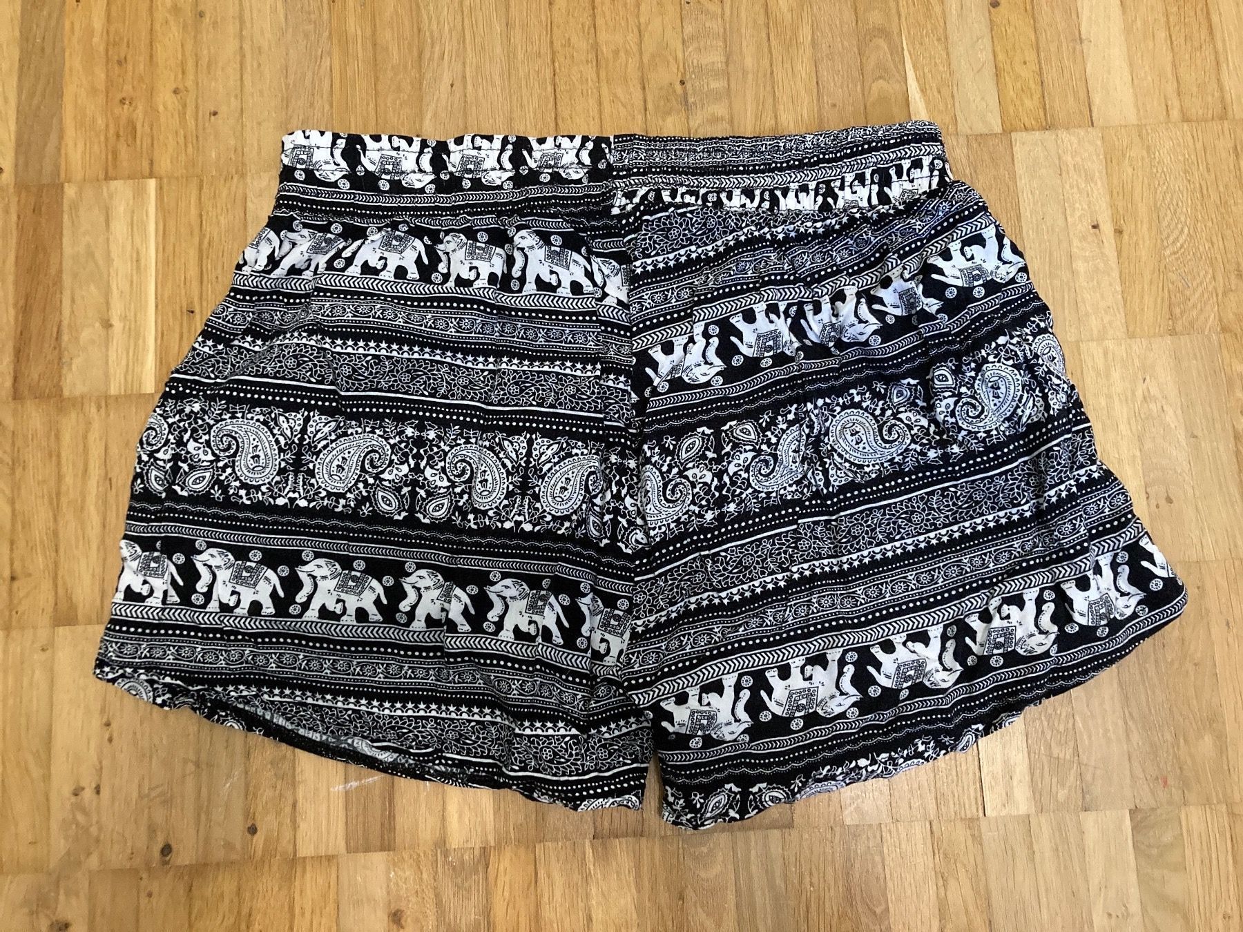 Pantaloni: Shorts mit Elefantenprint Gr. S – Nuovo (secondo la descrizione) da Thun venduto da Vans_98 1