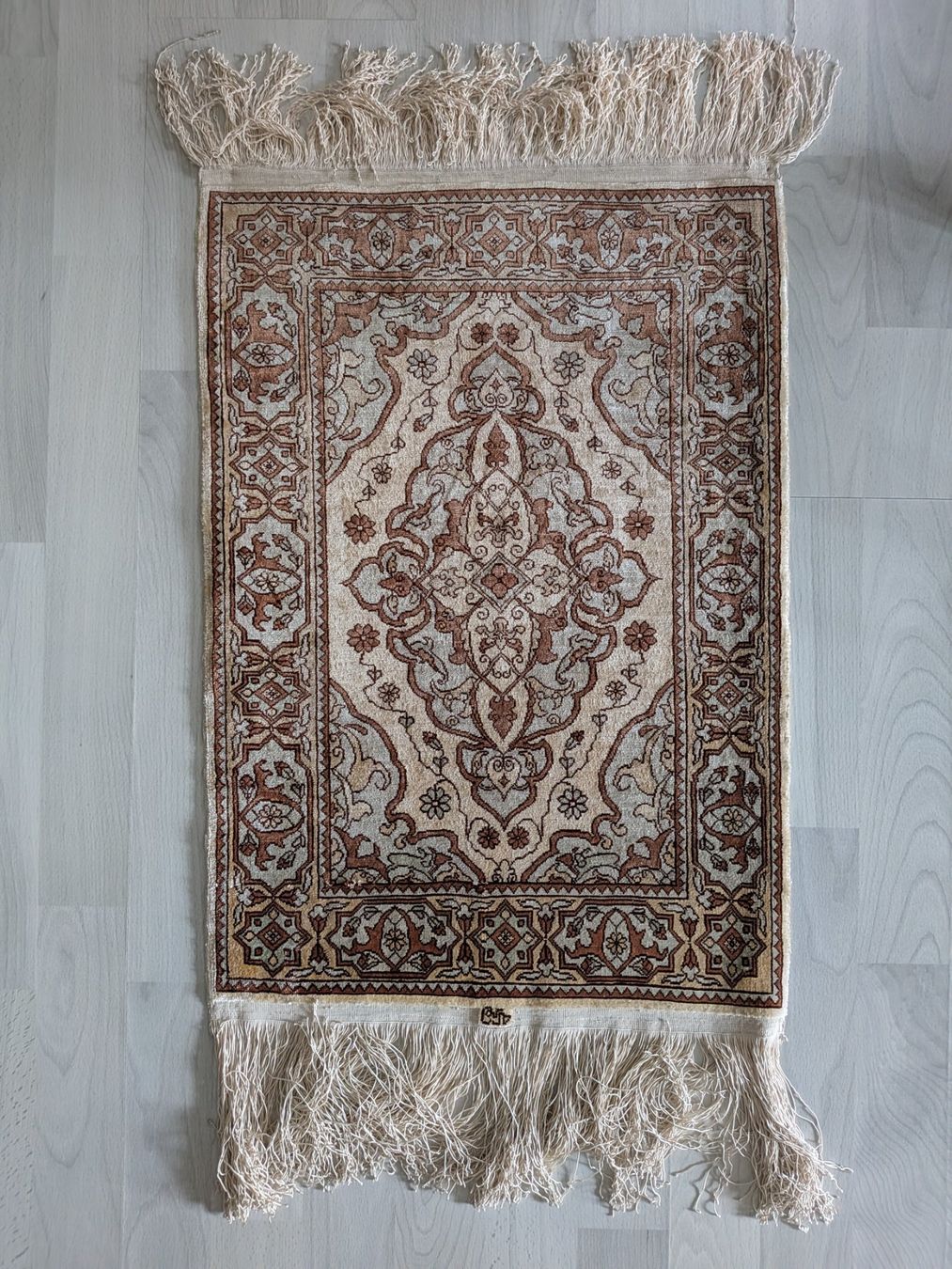 Tappeti: Kleiner Orientteppich, vermutlich Seidenteppich, signiert – Usato da Emmen venduto da Brockofsky