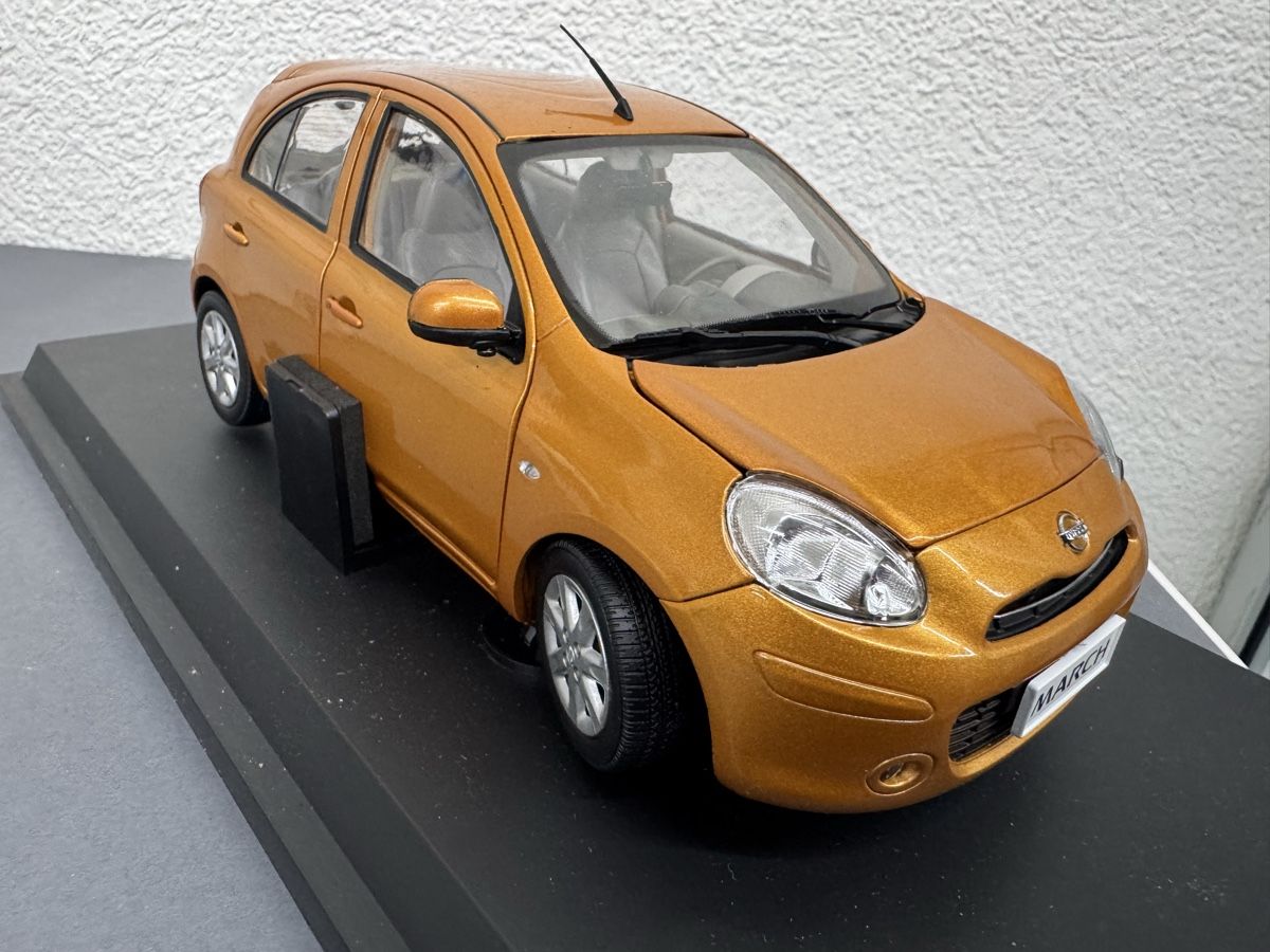 Nissan Modellini d'auto: Nissan Micra 2010 1:18 – Usato da Luzern venduto da aa43modelcars-Luzern 4