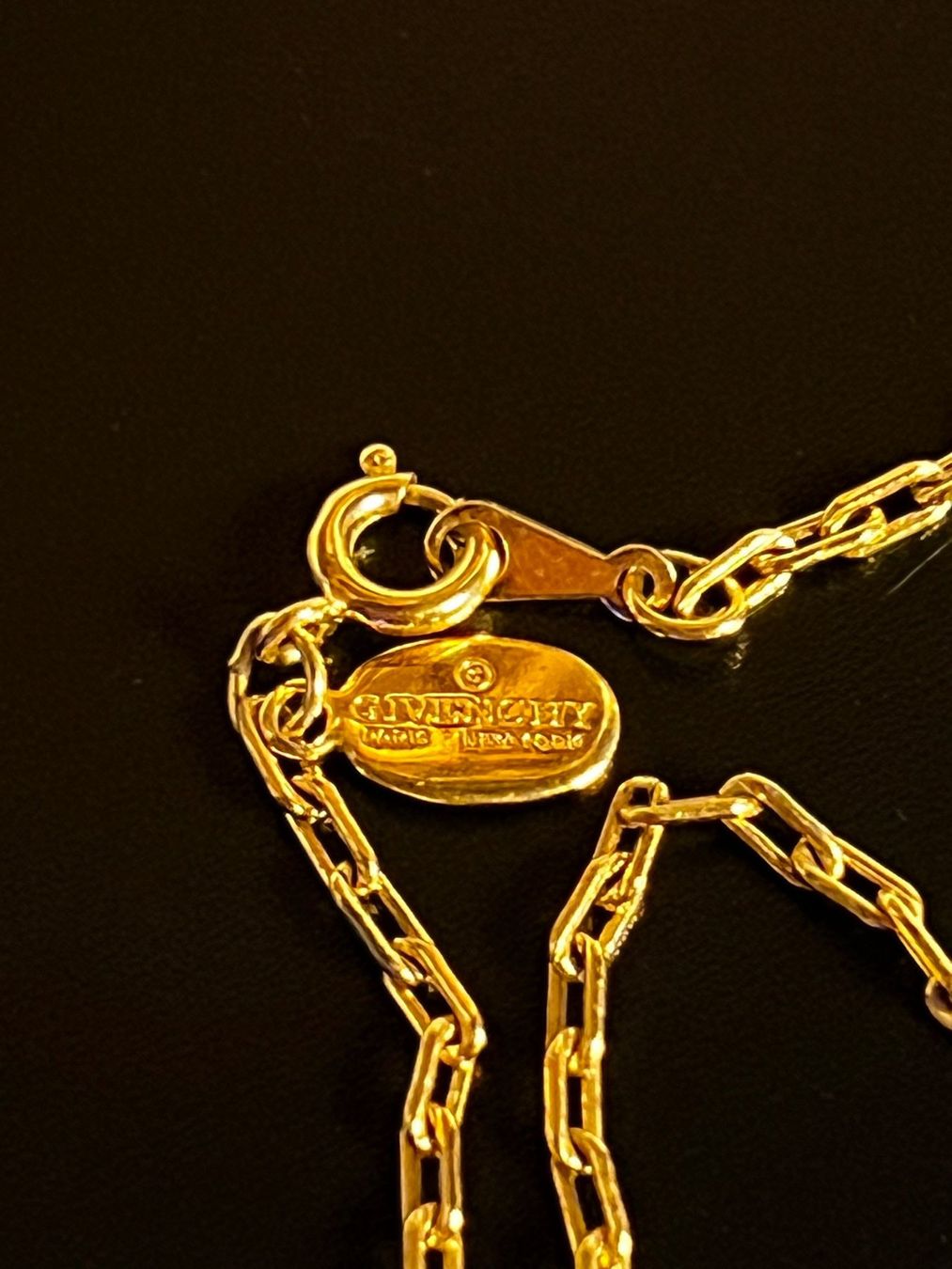 Givenchy Catenine: Givenchy Halskette – Goldfarben Logo Design – Usato da Winterthur venduto da Dejv 1
