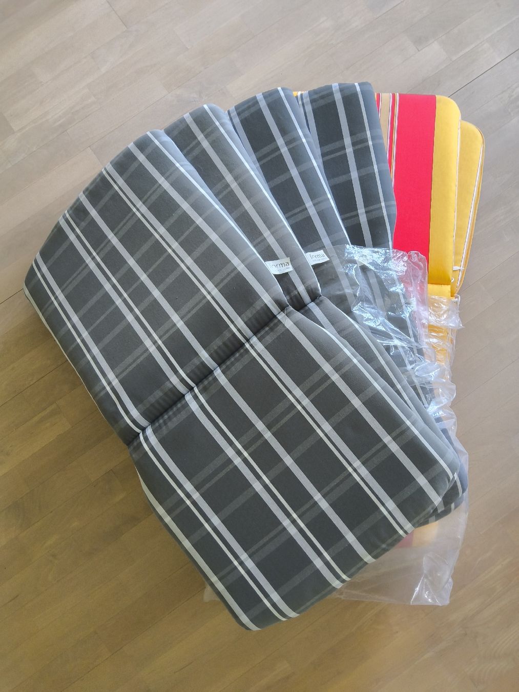 Set di tavolo e panche: Gartentisch mit 6 Stühlen und Polster dazu – Usato da Basel venduto da Blaetz 5