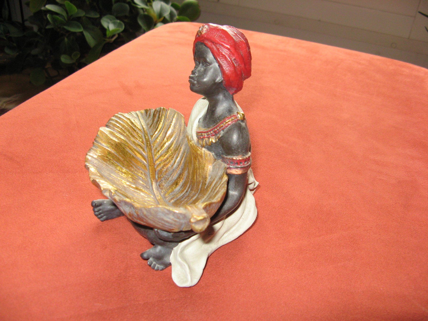 Statuette: sitzender Mohr mit goldenem Blatt – Usato da Zürich venduto da apil 1