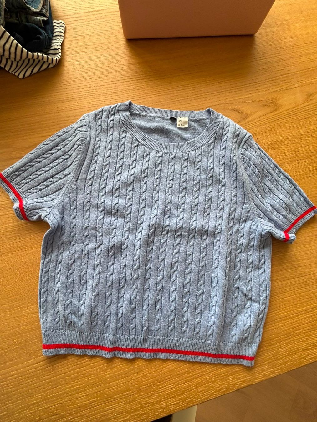 Camicette, T-shirt & Top: hellblaues (rotes) pullover t-shirt M – Usato da Kilchberg ZH venduto da Yves076