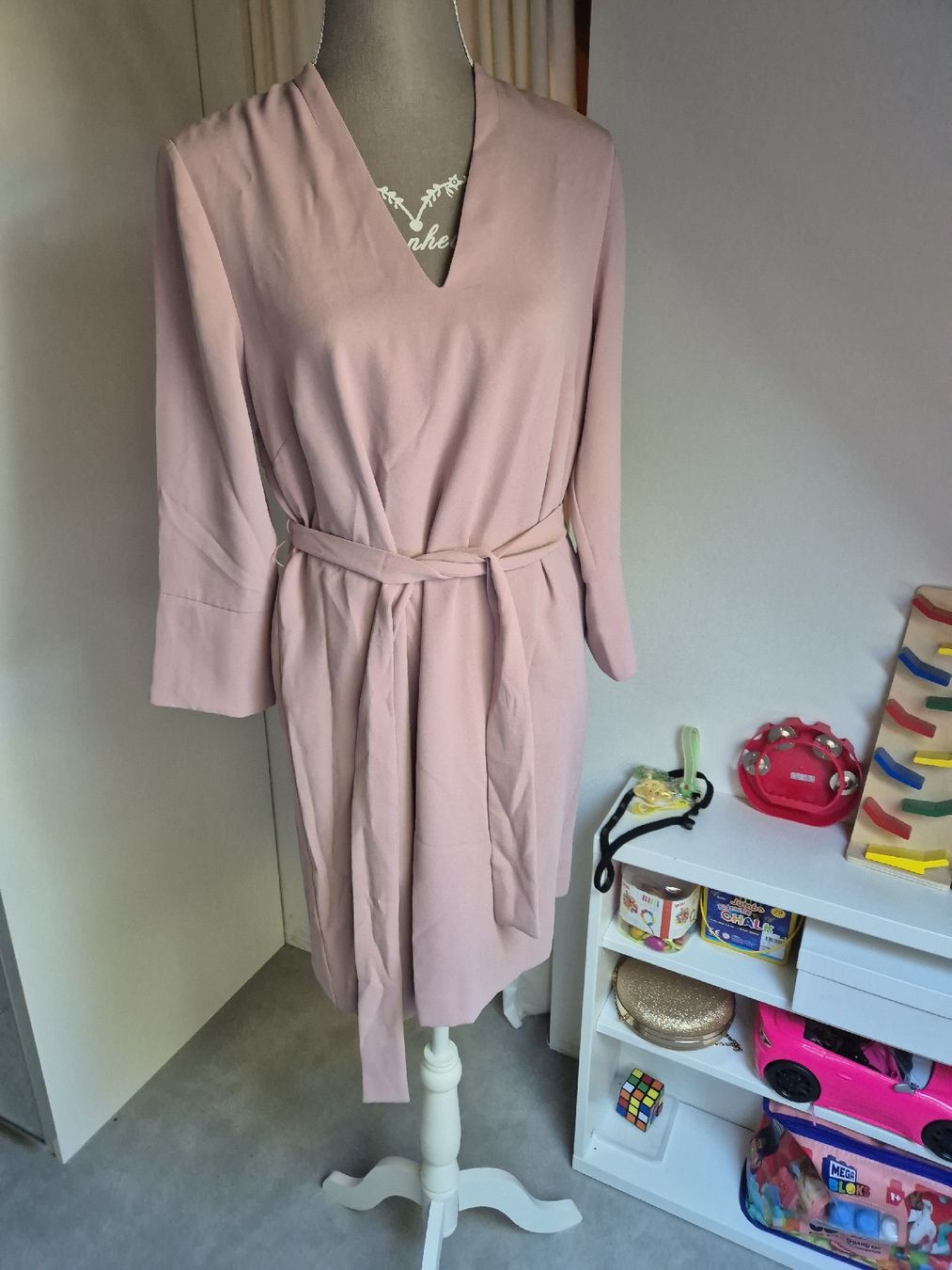 H&M Vestiti: Kleid H&M altrosa mit Bindegürtel Grösse 42 – Nuovo (secondo la descrizione) da Zürich venduto da Drago670
