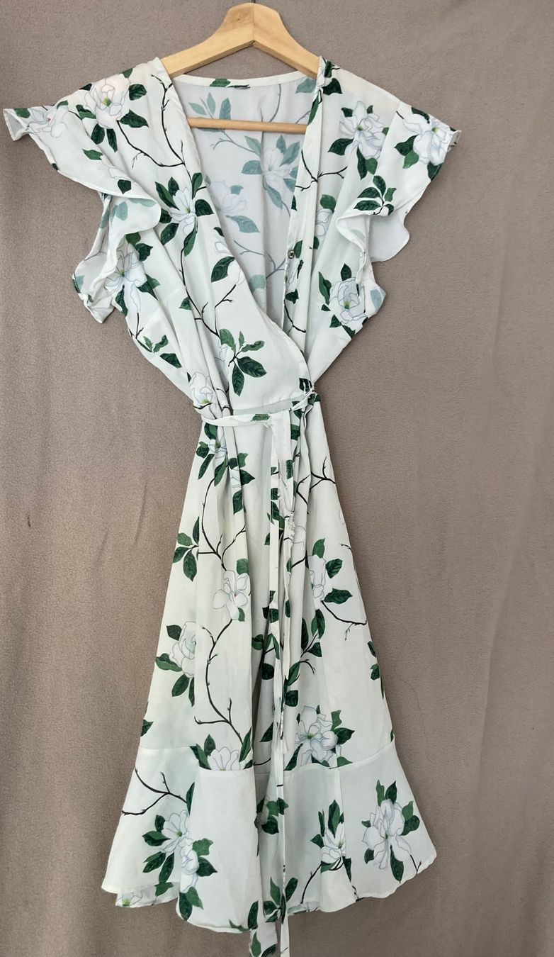 Kleider: Wickelkleid Sommer weiss Blumen – Gebraucht aus Wädenswil von qla76_wh