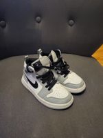 Air Jordan 1 Mi-Hautes, taille 28, comme neuves !
