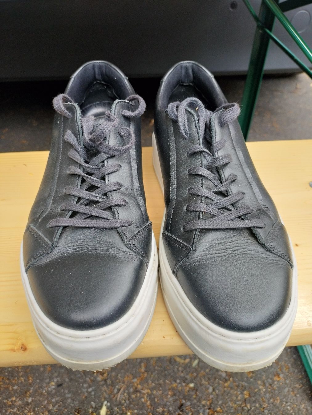 Vagabond Scarpe da donna: Baskets Vagabond noires cuir, semelles blanches, taille 39  – Usato da Massongex venduto da Amel16 1