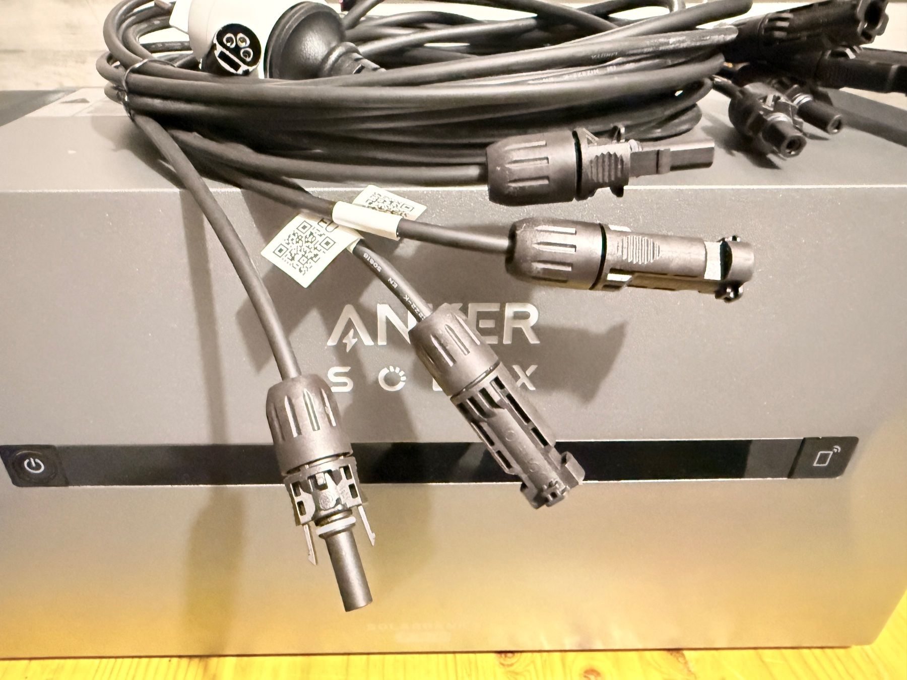 Inverter: Anker SOLIX Solarbank 2 E1600 Pro mit Kabeln – Usato da Heimberg venduto da Hochzeitsfotografen