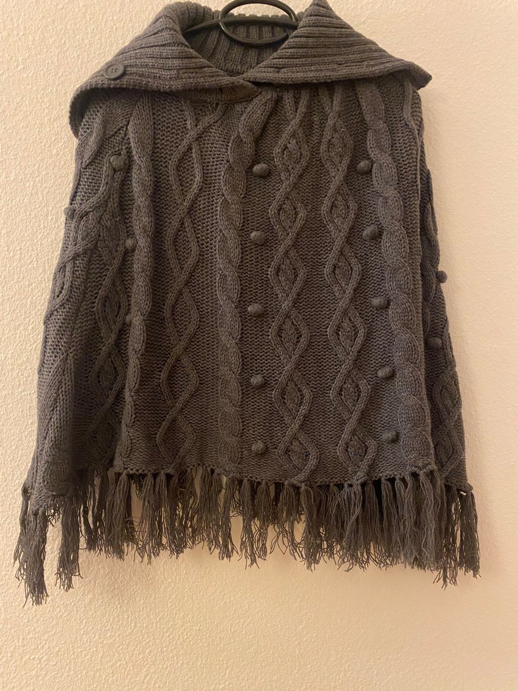 Altro in Moda donna: Poncho onesize Damen Strickpullover Strickjacke Fransen grau – Usato da Basel venduto da him_5r5n