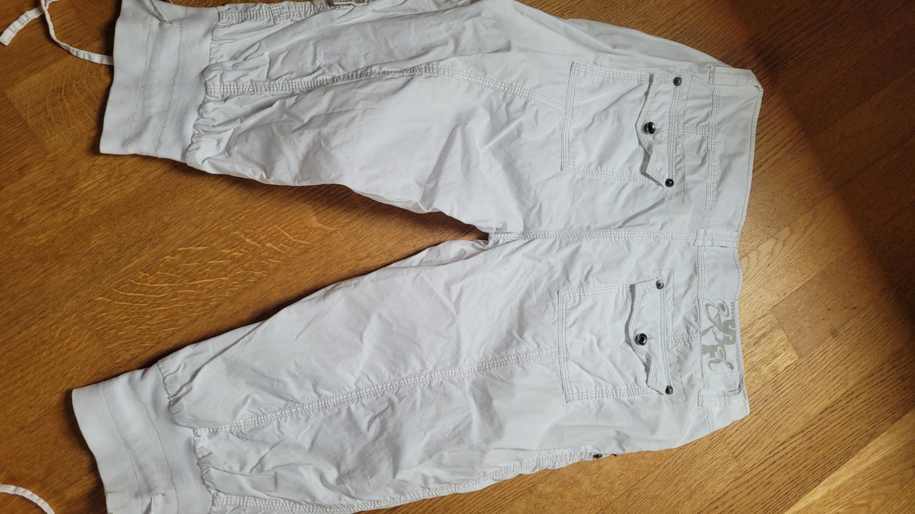 Esprit Pantaloni: Sportliche Hose von Esprit, Grösse 40 – Nuovo (secondo la descrizione) da Neschwil venduto da flower_69 2