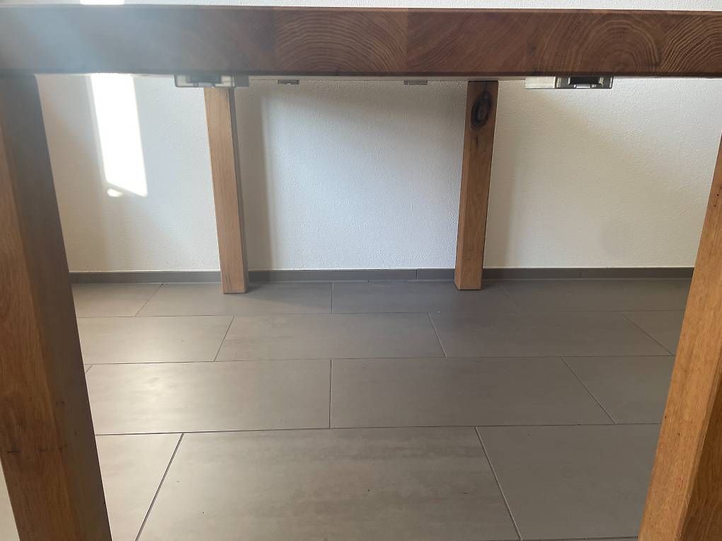 Tables: Massiver Eichenholztisch mit originellem Ablagemöbel  – D'occasion à Safenwil par mickeymisch 1