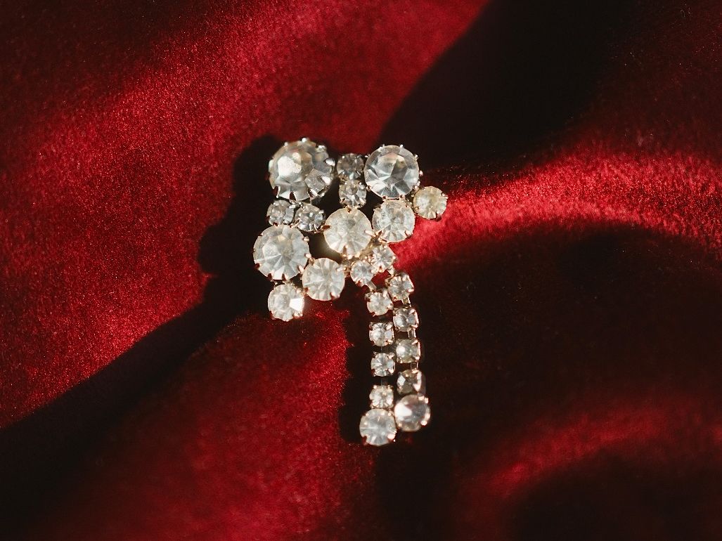 Gablonzer Broschen & Nadeln: Gablonzer Strassbrosche mit Schleifenmotiv – Gebraucht aus Volketswil von HeredisAntiques