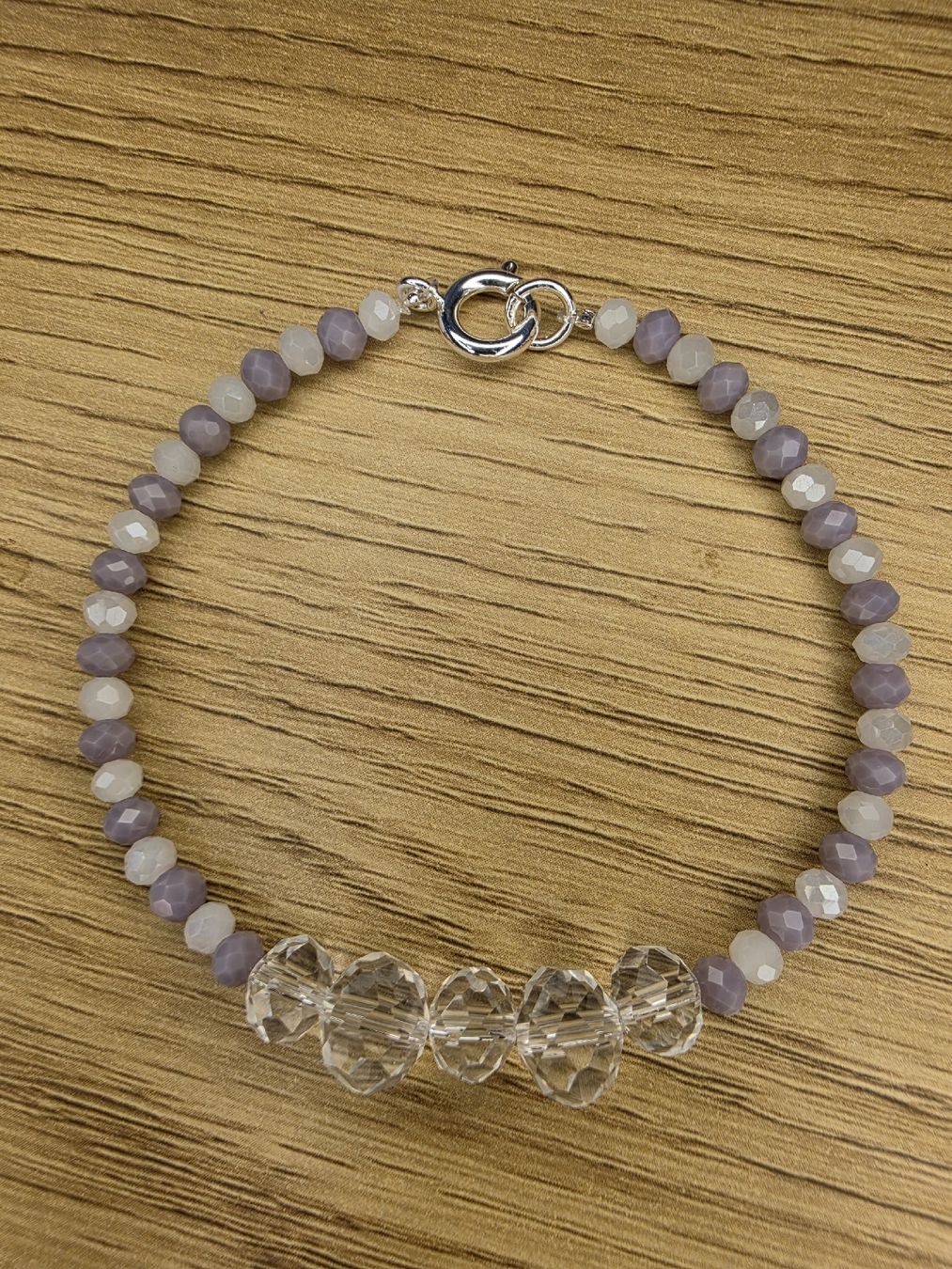 Bracciali & Braccialetti: Armband Lila Weiss Kristall Glas Perlen  – Usato da Bühler venduto da MalinaBrocki