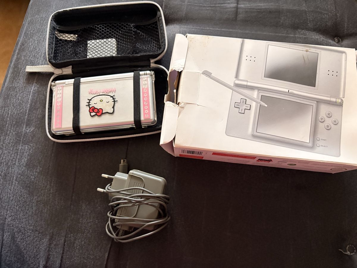 Nintendo Console: Console Nintendo DS Lite argent avec étui Hello Kitty – Usato da Carouge GE venduto da irma016 5