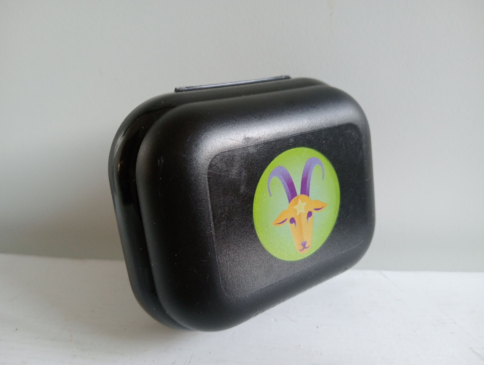 Tupperware Behälter & Ähnliches: Tupperwaredose, schwarz mit Steinbock-Motiv – Gebraucht aus Allschwil von Evgeniia78 4