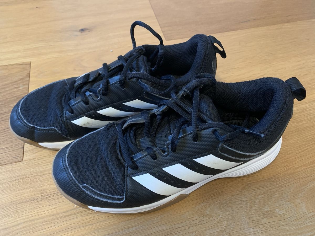 Scarpe per ragazzi: Hallenschuhe Adidas 38 – Usato da Wittenbach venduto da chapinero