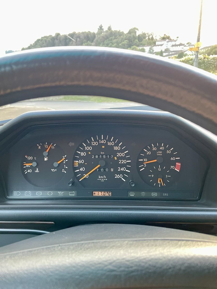 Mercedes-Benz Automobili: Mercedes-Benz E 280 W124 Mopf 2 – Usato da Luzern venduto da Domgjoni_Benz 8