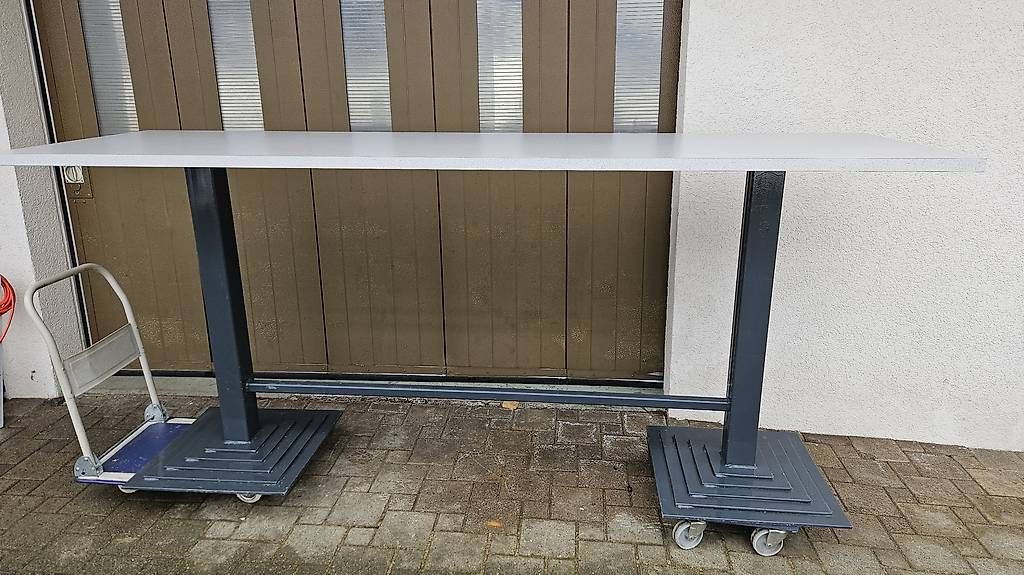 Ladenausstattungen & Messebau: Bar Tisch Theke – Gebraucht aus Wiggen von VWMAN