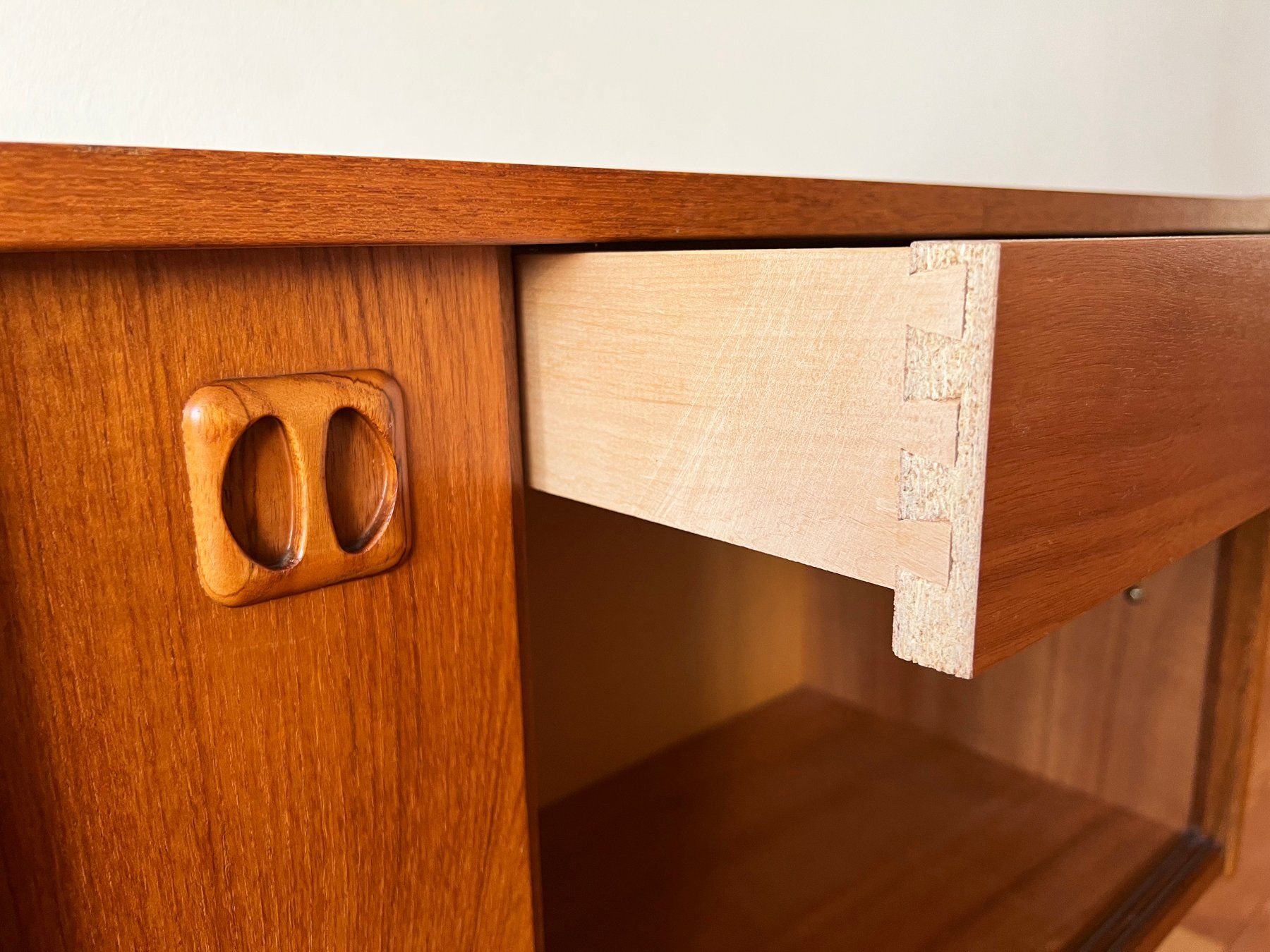 Credenze: Mid Century Danish Teak Credenza – Usato da Basel venduto da Josy_Baker_1906 3