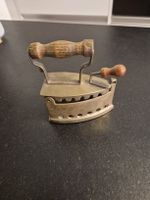 Dekoratives Mini-Bügeleisen aus Messing mit Holzgriff 10 cm