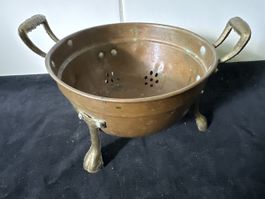 Kleines Löcherbecken aus Kupfer