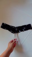 Schwarzes Spitzen-String mit Perlen