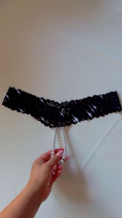 Schwarzes Spitzen-String mit Perlen