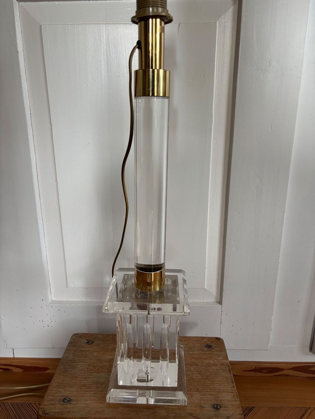 Lampade: Vintage Acryl / Lucite Stehlampe mit Messing-Elementen, 80cm – Usato da Horgen venduto da uge_pd5p