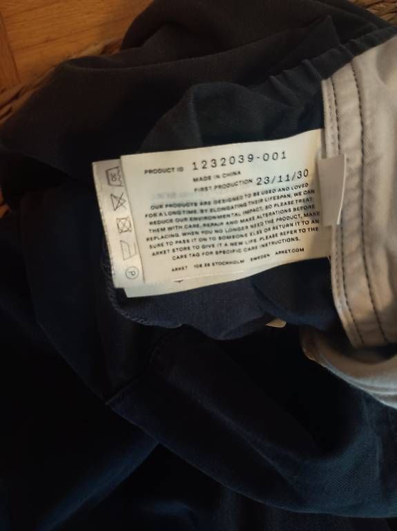 Arket Pantaloni: Dunkelblaue Stoffhose von Arket – Usato da Zürich venduto da Melianea 2