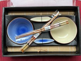 China, Schälchen und spezielle Stäbchen für 2 Personen