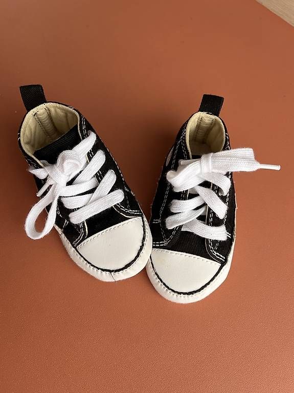 Converse Chaussures garçon: Converse Chucks Babyschuhe Gr. 20 schwarz – D'occasion à Cham par nininanana