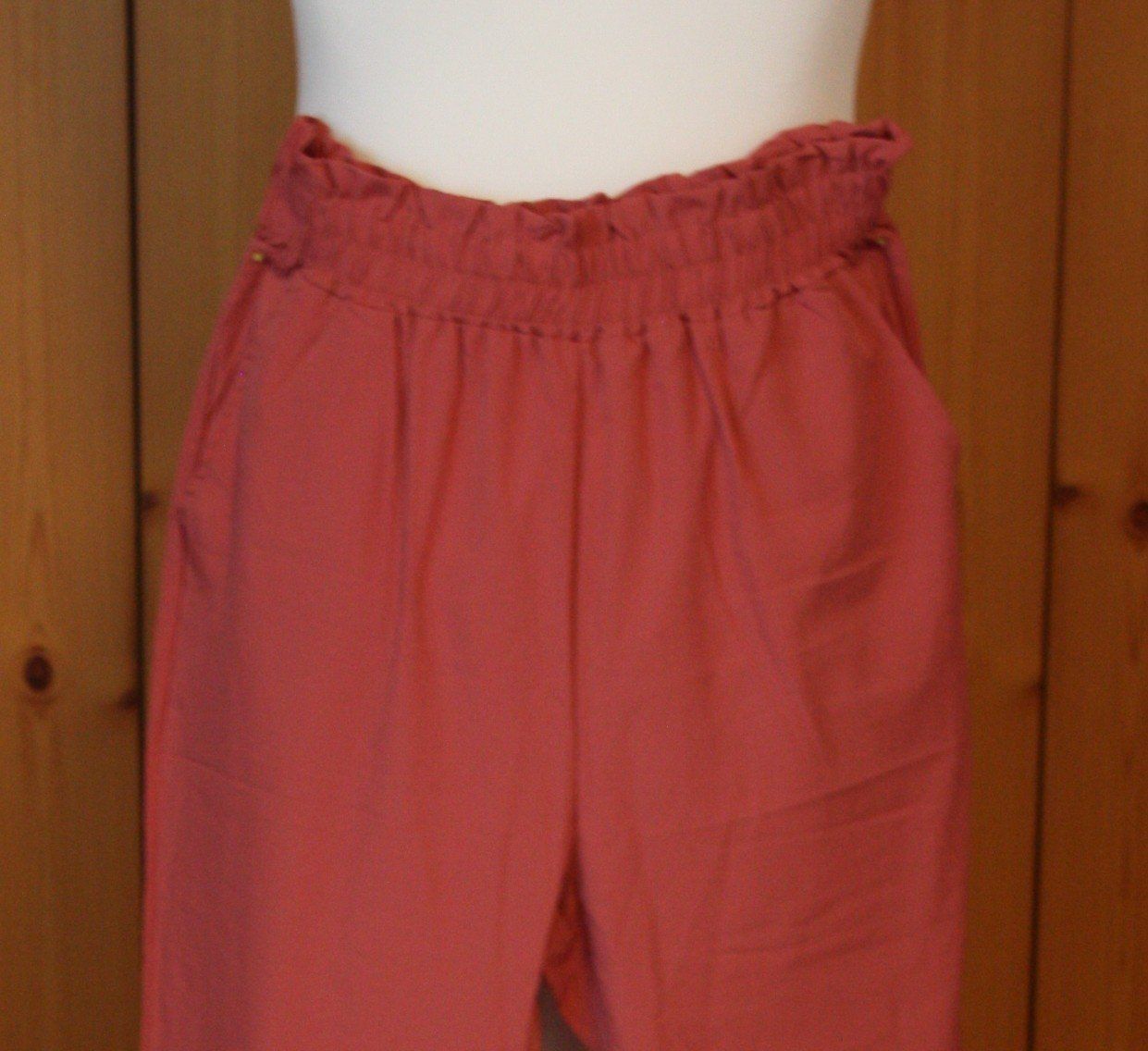 Pantaloni: Leichte Sommer-Hose m. elastischem Bund sandelholz Gr. L – Usato da Flüelen venduto da Diversicum-Textil 1