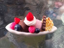 Puppenhaus Schoko Erdbeer Eis mit Beeren, Coupe