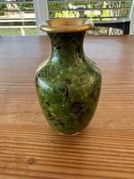 Kleine Emaille Vase grüne Blumenmuster Messingrand H 14.5 cm