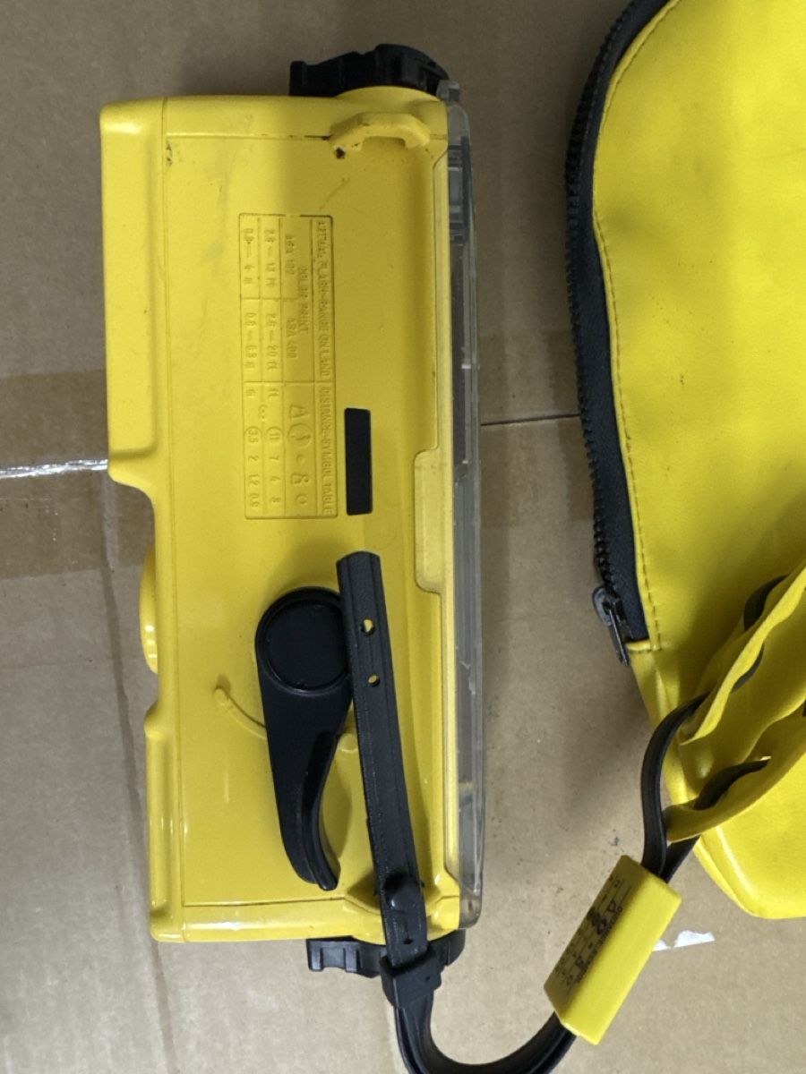 Minolta Kamera: Minolta Weathermatic A yellow camera with pouch – Gebraucht aus Riehen von M.S.DVD 3