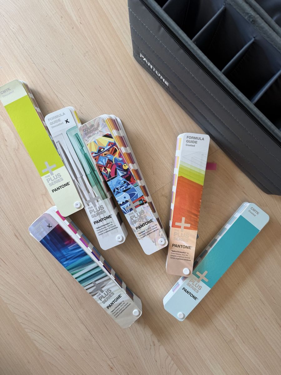 Farben: PANTONE PLUS SERIES Farbfächer im Koffer – Gebraucht aus Andhausen von cnz 2