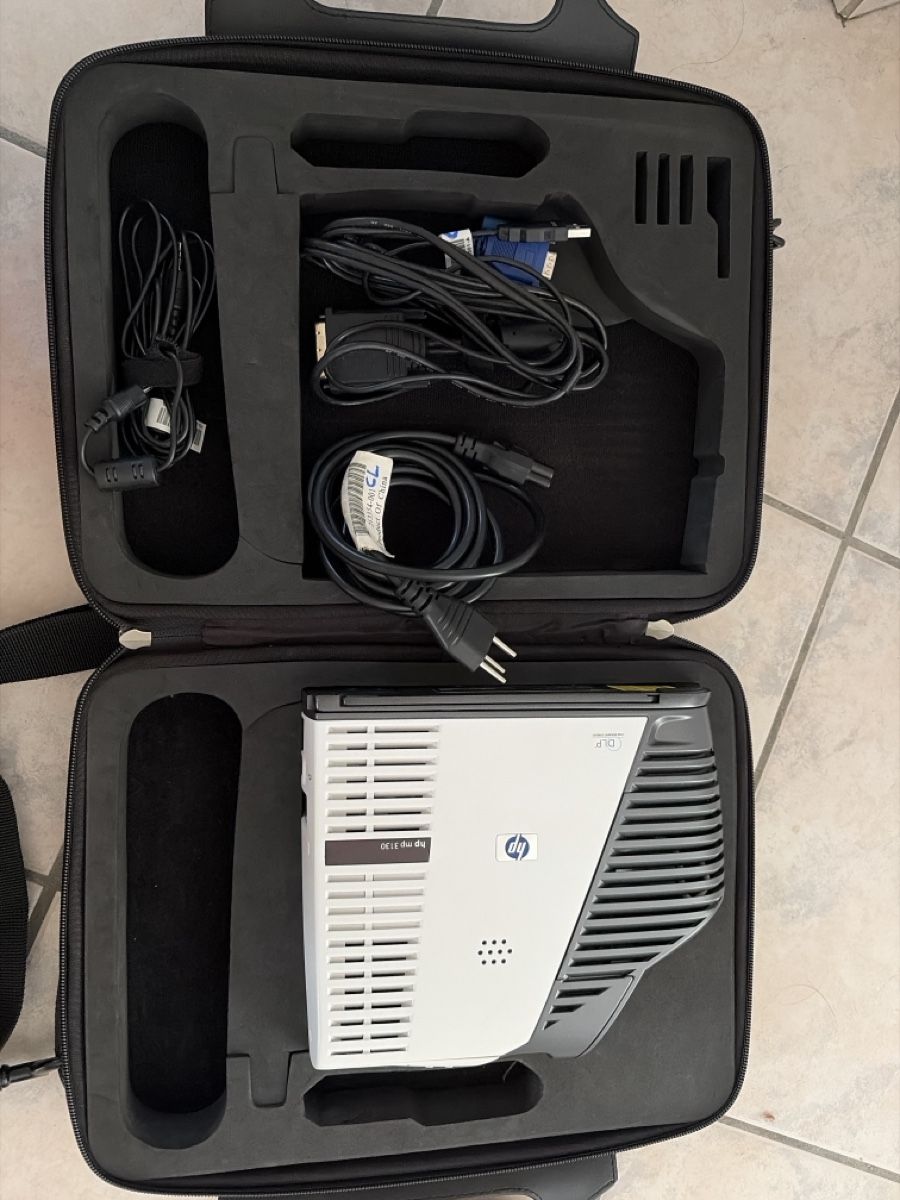 Hewlett Packard Proiettori: HP Digital Projector MP3130 mit Tasche, Kabeln und Dokumente – Usato da Basel venduto da Bella-94