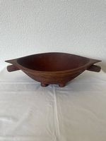 Handgeschnitzte Holzschale mit geometrischen Ornamenten